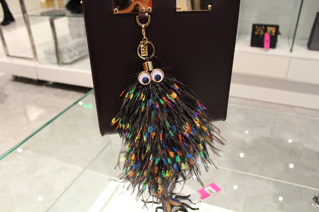 Брелок з павиного пера і сам не радий, що стільки коштує