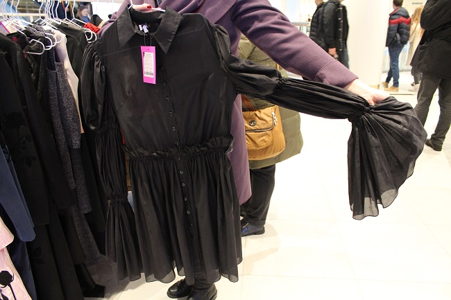 Носки за 1800 и яблоки по 19 грн: чем удивляет обновленный ЦУМ - | РБК ...