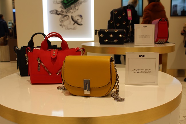 Сумки Kenzo (чорна і червона) – по 15 950 грн, Marc Jacobs – 28 500 грн