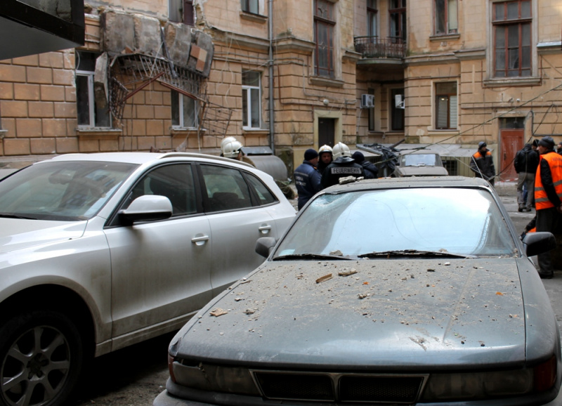 В центре Одессы в доме неожиданно обвалились балконы (фото)