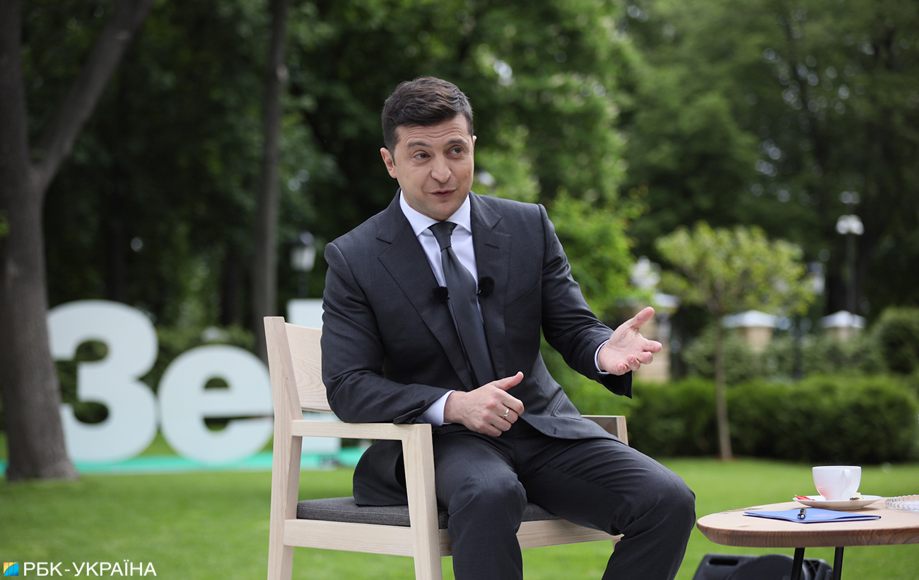 Зеленскому стул сушили феном: появилось интересное видео с пресс-конференции