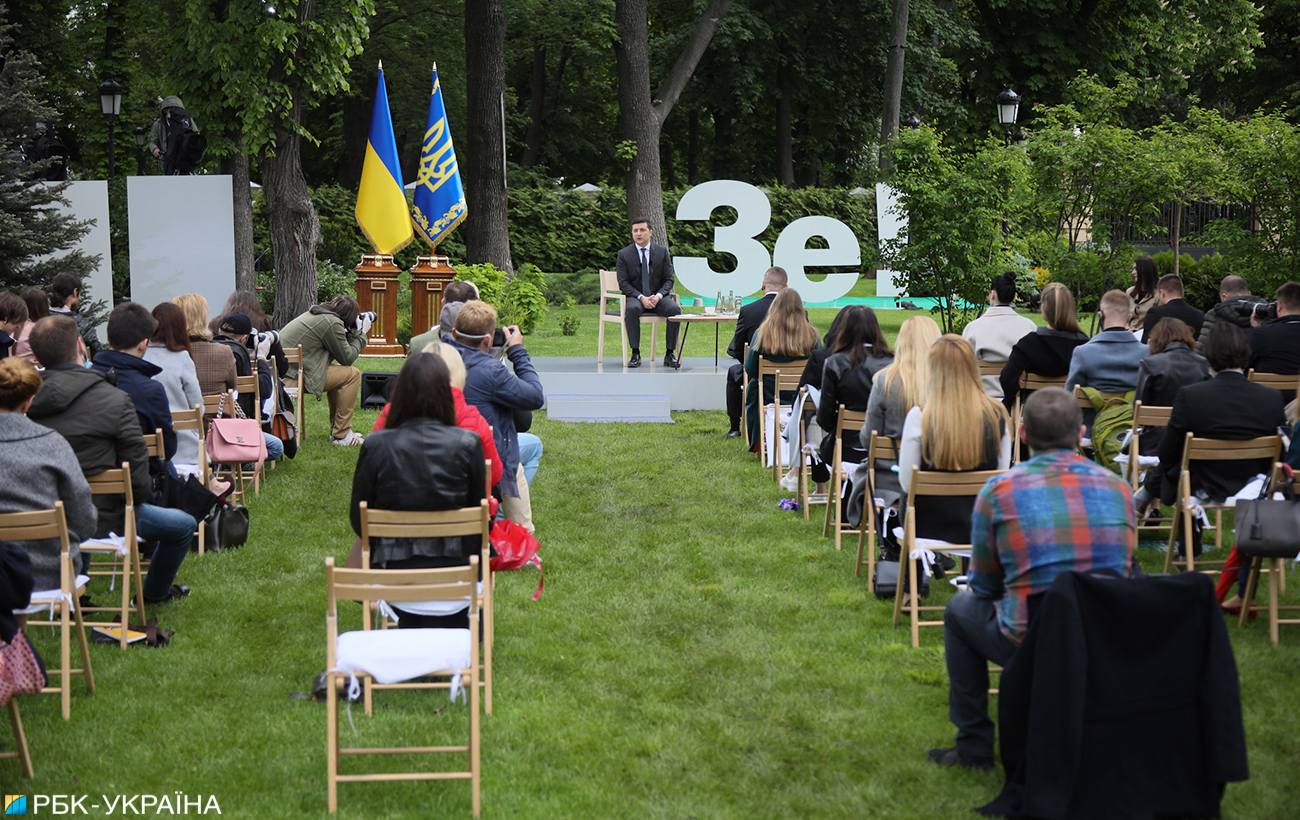 Зеленскому стул сушили феном: появилось интересное видео с пресс-конференции