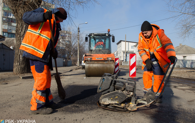 Розбиті дороги у дворах: куди звертатися