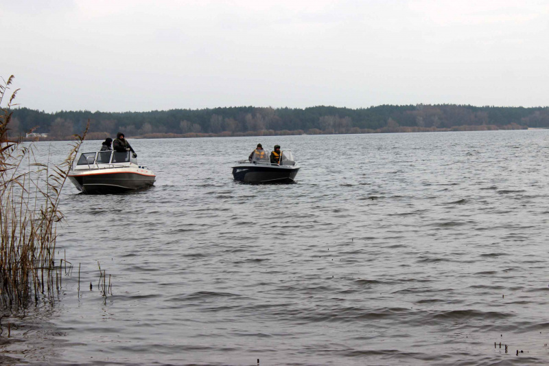 Ищут третий день: под Киевом пропал рыбак и его 12-летний сын