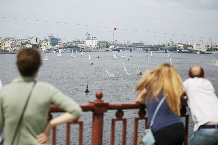 Вітрильна регата в Києві: фоторепортаж зі видовищних змагань на Дніпрі