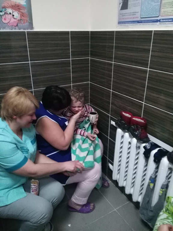 Під Києвом горе-батько змусив дітей стояти на морозі на даху лікарні