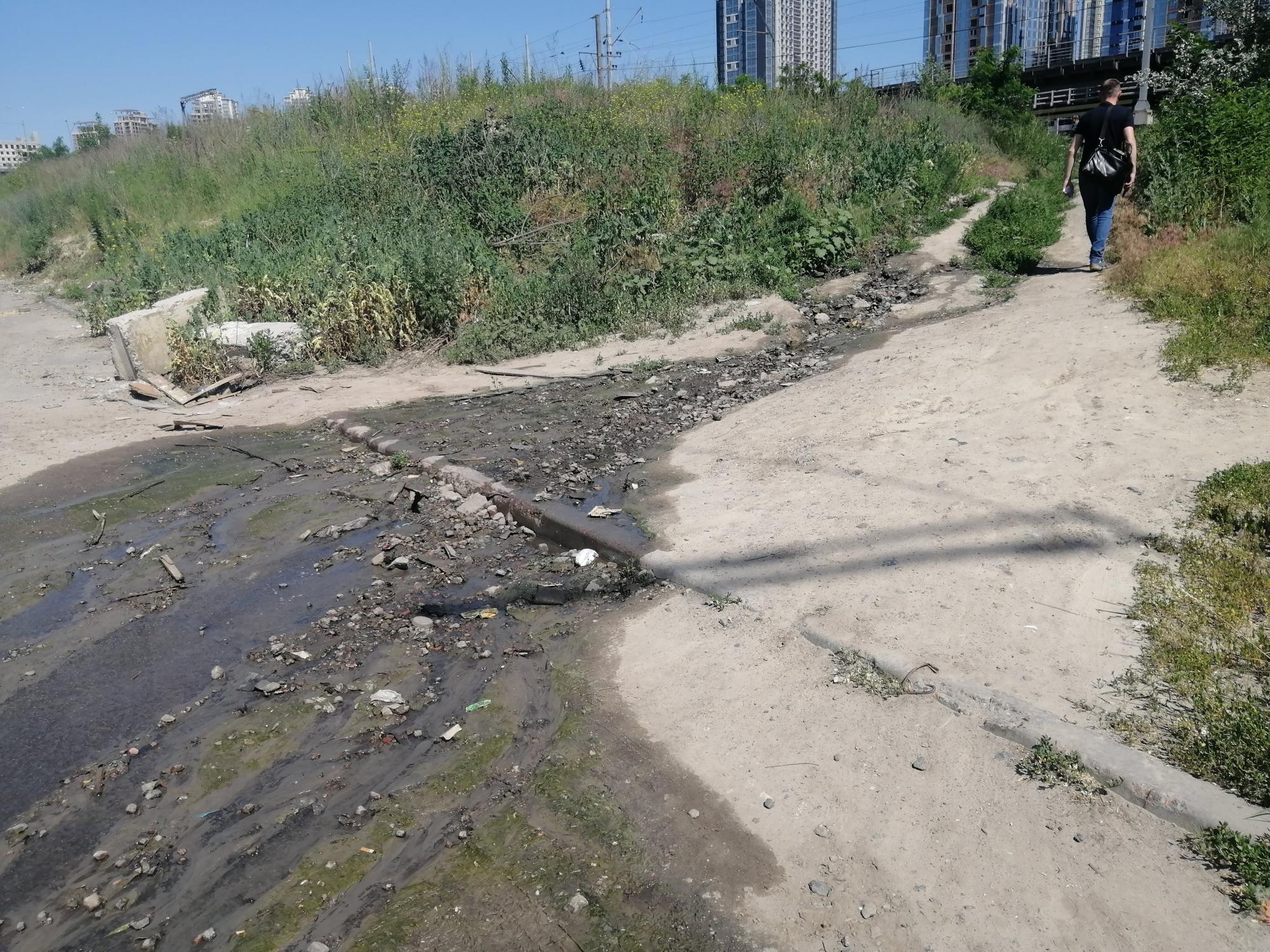 У річку Дніпро відбулося скидання каналізації: киян попередили про небезпеку