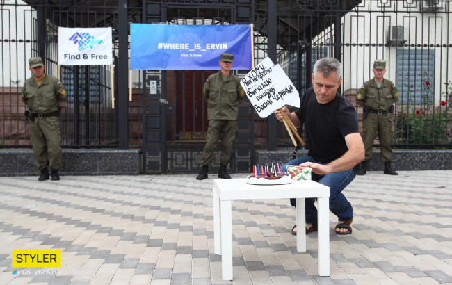 &quot;Это моя боль&quot;: у посольства РФ вспомнили пропавших в оккупированном Крыму (фото)