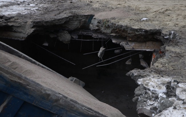 В Днепре возле школы грузовик ушел под землю