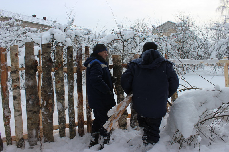 "Наконец-то встали с колен": в России торжественно открыли забор (фото)