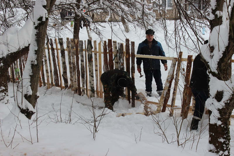 "Наконец-то встали с колен": в России торжественно открыли забор (фото)