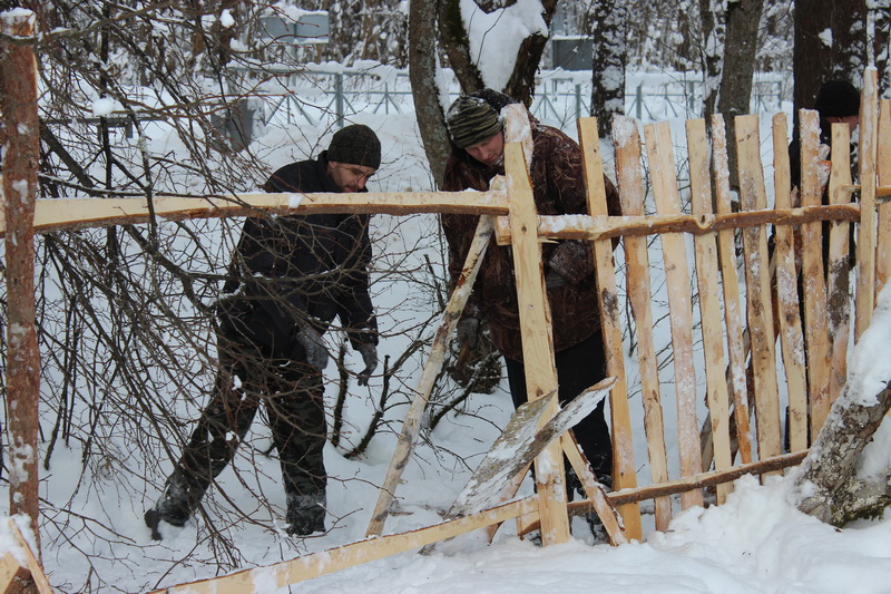 "Наконец-то встали с колен": в России торжественно открыли забор (фото)