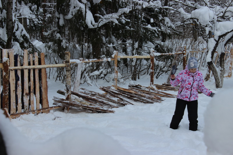"Наконец-то встали с колен": в России торжественно открыли забор (фото)