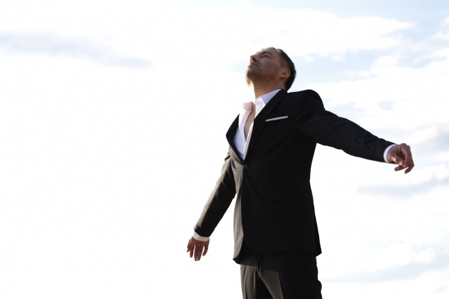 "По Звездам Босиком": известный телеведущий выпустил клип о любви