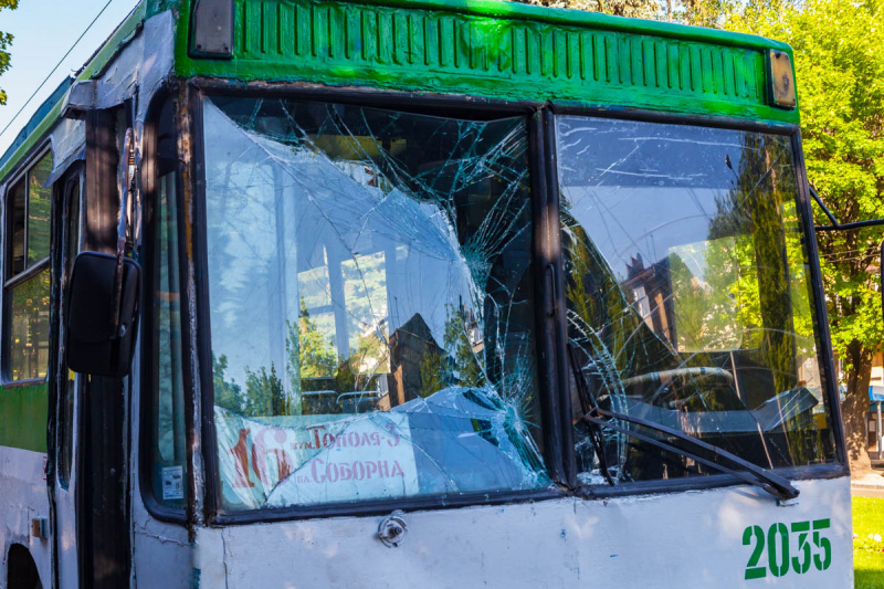 Відмовили гальма: у Дніпрі тролейбус врізався в маршрутку (фото, відео)