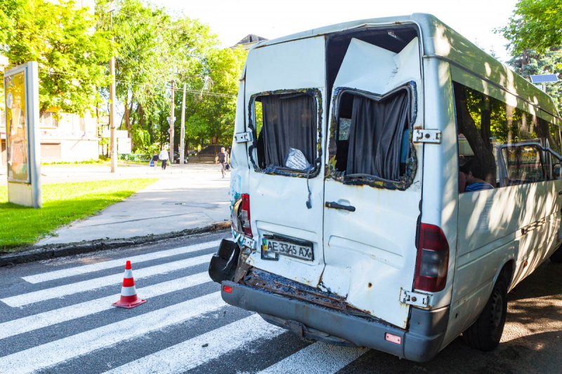 Відмовили гальма: у Дніпрі тролейбус врізався в маршрутку (фото, відео)