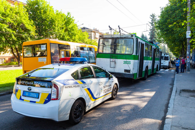 Відмовили гальма: у Дніпрі тролейбус врізався в маршрутку (фото, відео)