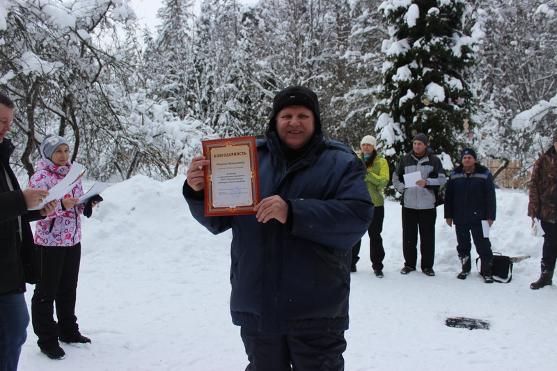 "Наконец-то встали с колен": в России торжественно открыли забор (фото)