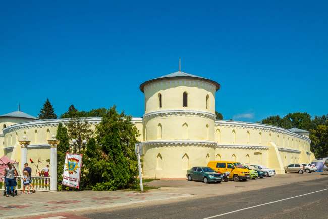 Город, которому повезло: Тростянец удивляет туристов Круглым двором и уникальным дендропарком