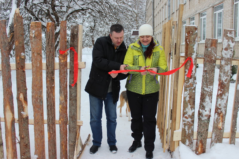 "Наконец-то встали с колен": в России торжественно открыли забор (фото)