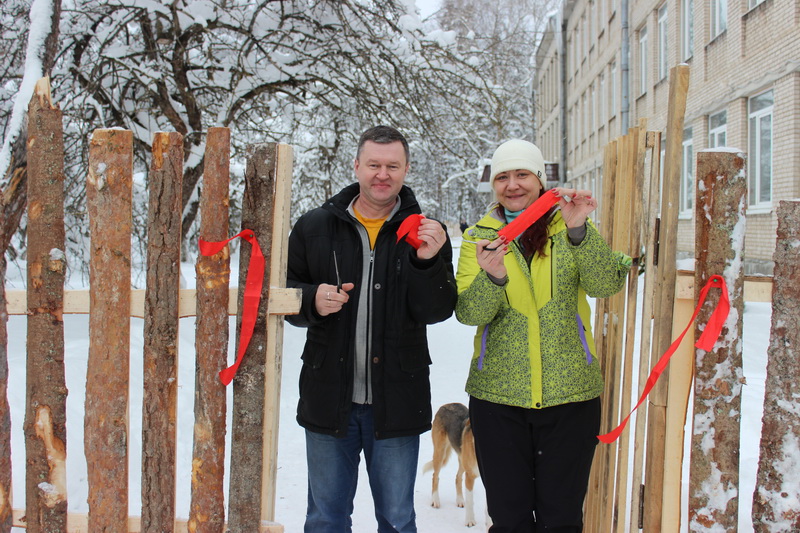 "Наконец-то встали с колен": в России торжественно открыли забор (фото)