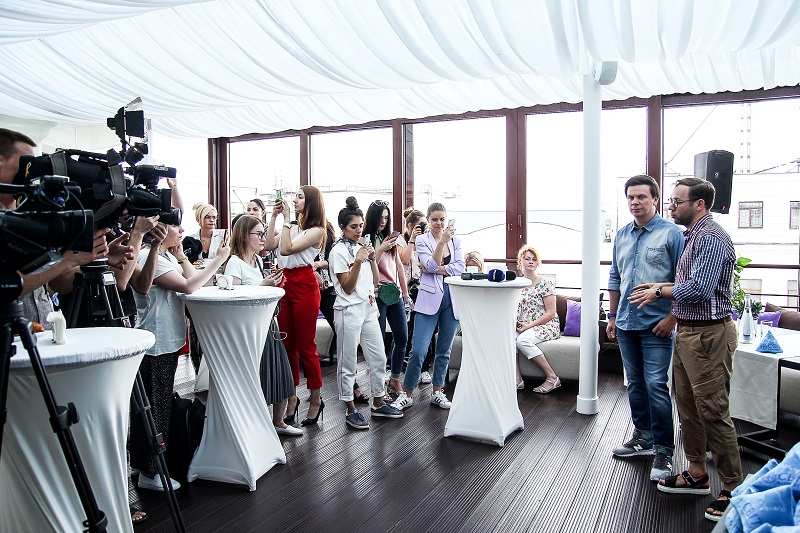 Дмитрий Комаров и Андре Тан создали спасающий жизни треугольный глобус