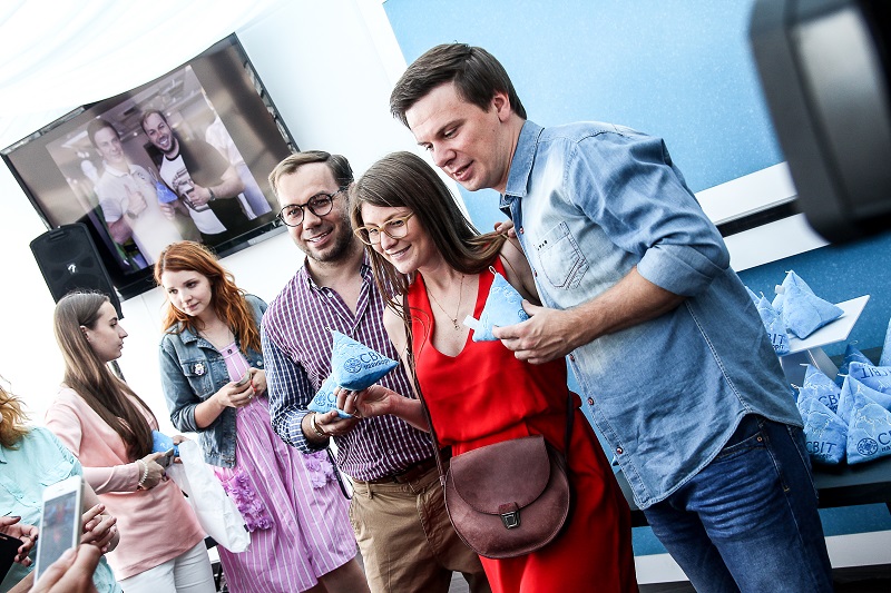 Дмитрий Комаров и Андре Тан создали спасающий жизни треугольный глобус