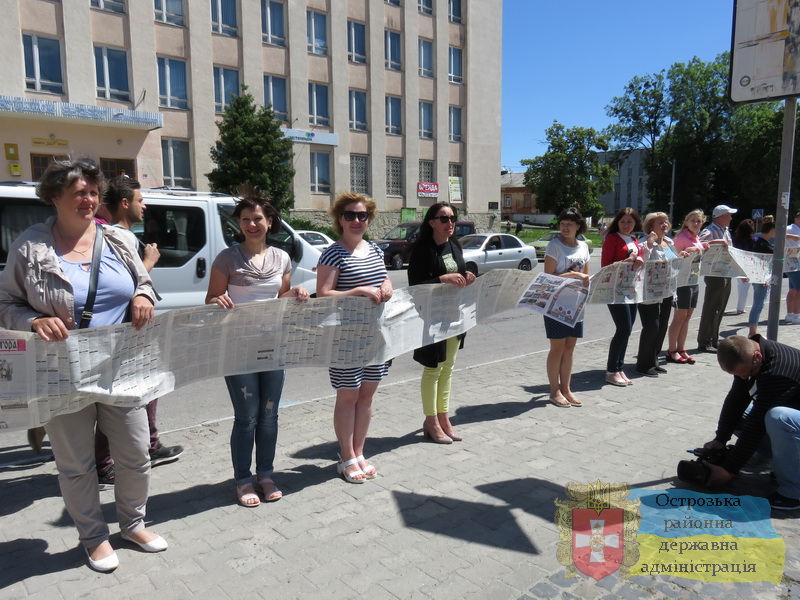 Новий рекорд: створена найдовша в Україні газета (фото)