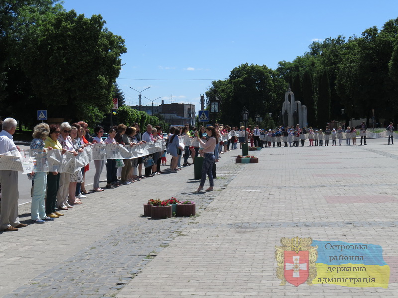 Новий рекорд: створена найдовша в Україні газета (фото)