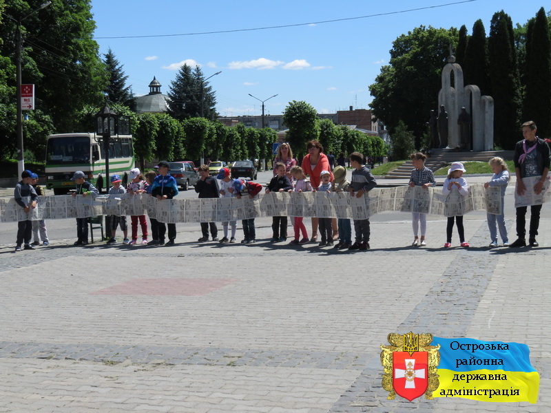 Новий рекорд: створена найдовша в Україні газета (фото)