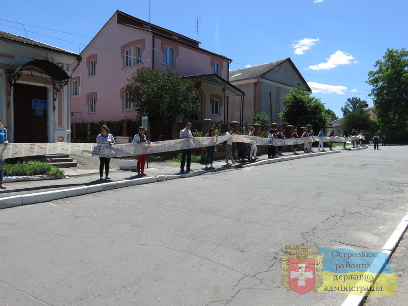 Новий рекорд: створена найдовша в Україні газета (фото)