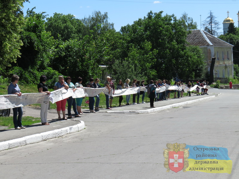 Новий рекорд: створена найдовша в Україні газета (фото)