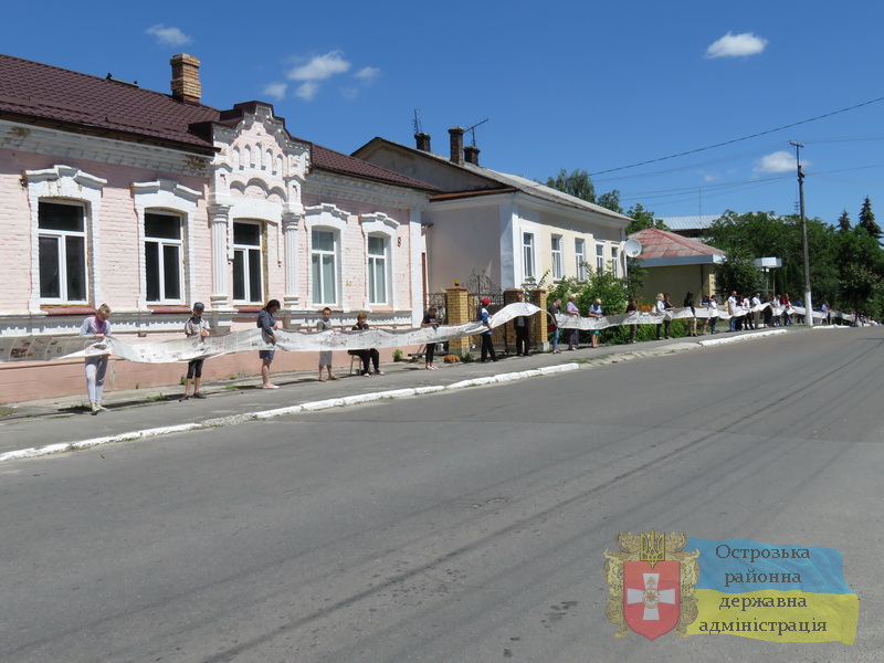 Новий рекорд: створена найдовша в Україні газета (фото)