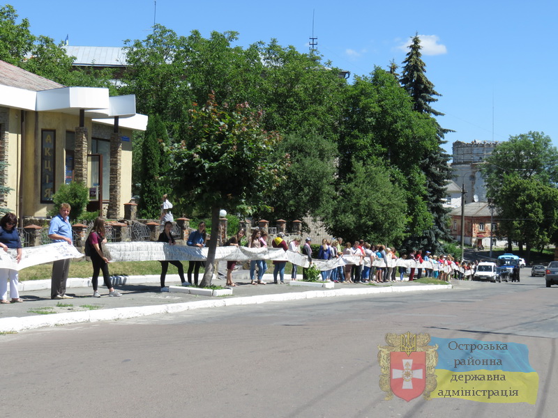 Новий рекорд: створена найдовша в Україні газета (фото)