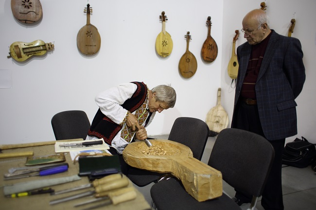 Роспись по стеклу, плетение из рогозы, создание игрушки-свистульки