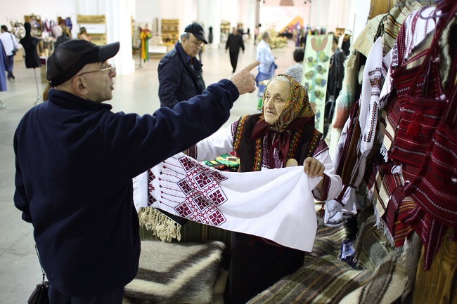На фестивале "ЭтноМир" можно отыскать уникальные рушники и вышиванки ручной работы