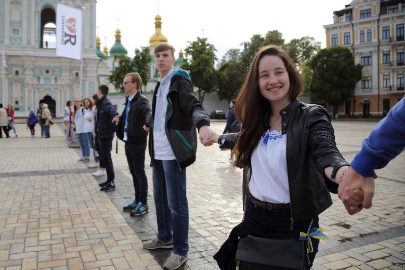 В День вышиванки киевляне соединили два берега столицы живой цепью