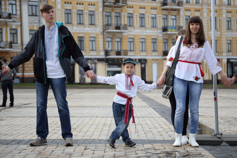 В День вышиванки киевляне соединили два берега столицы живой цепью