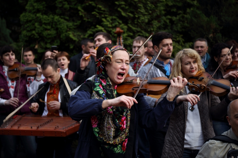 В День вышиванки киевляне соединили два берега столицы живой цепью