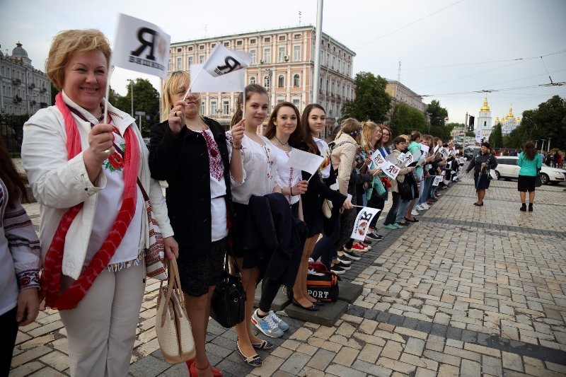 В День вышиванки киевляне соединили два берега столицы живой цепью
