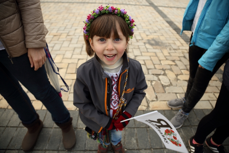 В День вышиванки киевляне соединили два берега столицы живой цепью