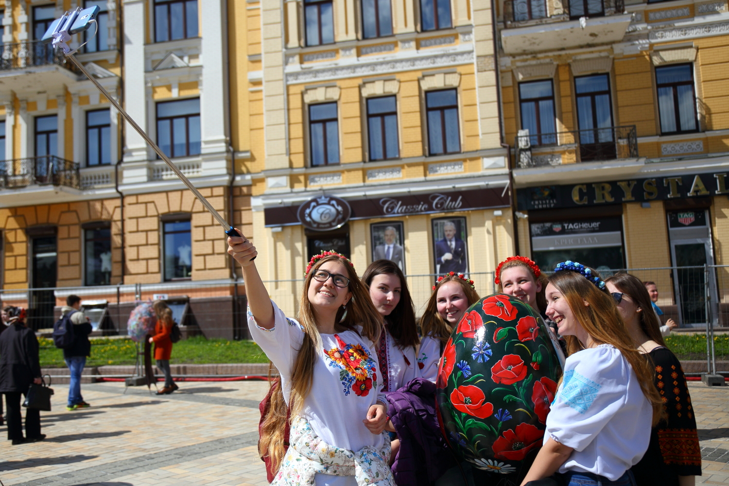 Киевляне фотографируются с писанками