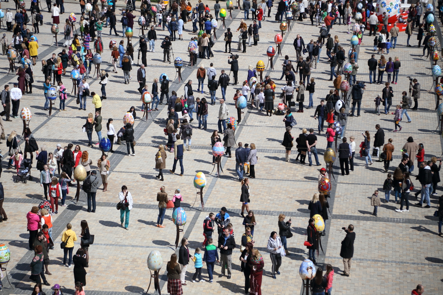 Люди на Софиевской площади на фестивале писанок