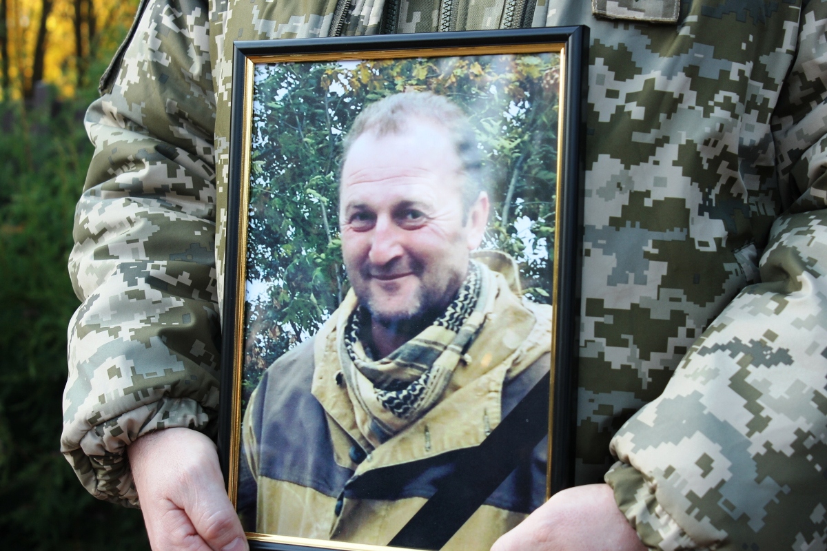 Был прекрасным человеком и другом: в Кропивницком провели в последний путь 47-летнего воина АТО