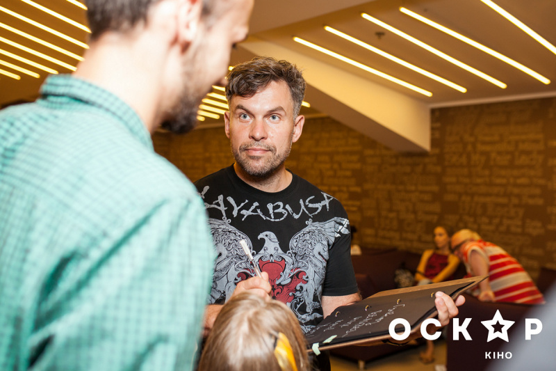 8 подруг Оушена: Зеленський, Фролова та інші зірки відвідали прем'єру фільму (фото)