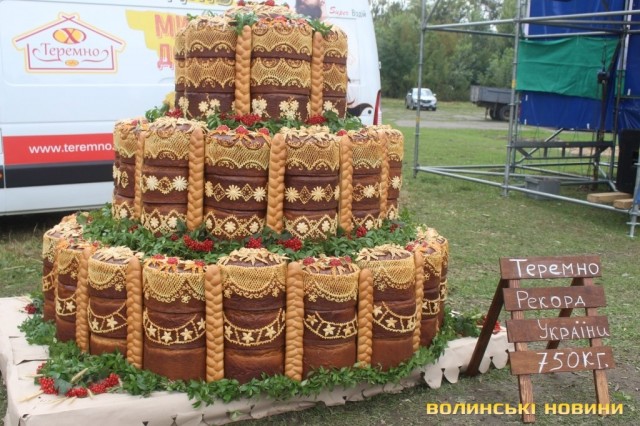 На Волыни испекли рекордный свадебный каравай