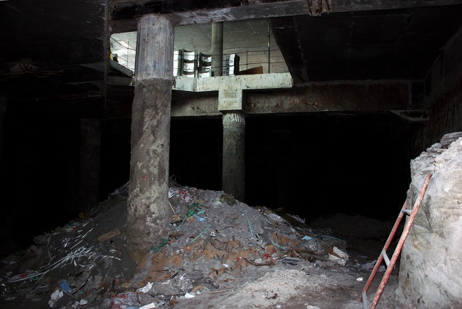 Будівельне сміття на місці розкопок