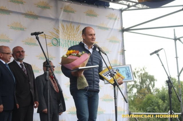 На Волыни испекли рекордный свадебный каравай