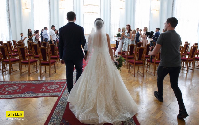 Сльози радості і "магія" чисел: рекордна кількість пар одружилися у Києві 8.08.18