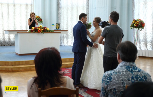 Сльози радості і "магія" чисел: рекордна кількість пар одружилися у Києві 8.08.18